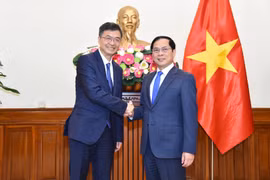 越南政府副总理兼外交部部长裴青山和中国广西壮族自治区党委书记陈刚。图自越通社