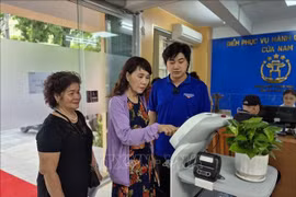 河内南门坊引入机器人参与政务服务。图自越通社