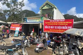 新岐乡锐（Rọi）三岔路口这几天排满了等待“救治”的摩托车。图自suckhoedoisong.vn