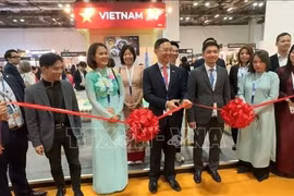 越南驻新加坡大使陈福英与胡志明市旅游局代表在2025年亚洲国际旅游博览会（ITB Asia）上共同举行越南—胡志明市旅游展台开幕式。图自越通社
