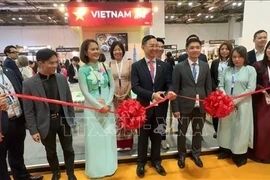 越南驻新加坡大使陈福英与胡志明市旅游局代表在2025年亚洲国际旅游博览会（ITB Asia）上共同举行越南—胡志明市旅游展台开幕式。图自越通社
