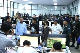 桔井省（Kratie）职能力量突袭斯努奥县一处被用作网络诈骗中心的地点，逮捕300余名外国人。图自AKP