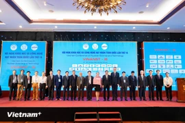 与会代表合影。图自Vietnam+