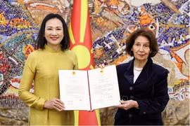 越南驻北马其顿大使阮氏明月向总统戈尔达娜·西利亚诺夫斯卡-达夫科娃递交了国书。图自越通社