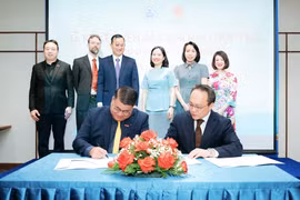 Central Retail越南公司与乐天广场市场签署了合作谅解备忘录。图自越通社