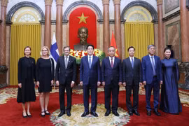 国家主席梁强与芬兰驻越南大使佩卡·武蒂莱宁及代表合影。图自越通社