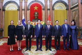 国家主席梁强与芬兰驻越南大使佩卡·武蒂莱宁及代表合影。图自越通社