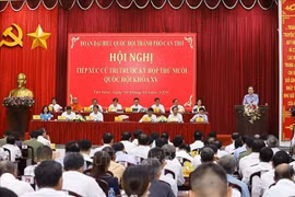 越南国会主席陈青敏在第十五届国会第十次会议前与选民接触。图自越通社