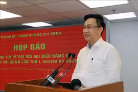 胡志明市党委副书记邓明聪在会议上发表讲话。图自越通社