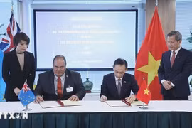双方签署签署了关于越南社会主义共和国与图瓦卢建立外交关系的联合公报。图自越通社