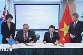 双方签署签署了关于越南社会主义共和国与图瓦卢建立外交关系的联合公报。图自越通社