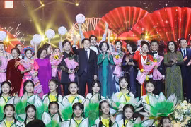 1月19日晚，越南国家主席梁强和夫人在河内出席2025年“家乡之春”活动。越通社