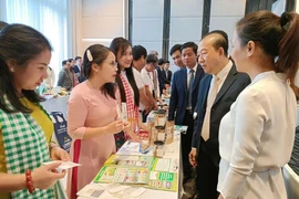两国企业代表在8月28日于柬埔寨举行的“越南-柬埔寨企业对接会议”上进行交流。图自贸易促进局