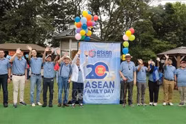 各国常驻代表团团长合影留念。图自越通社