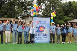 各国常驻代表团团长合影留念。图自越通社