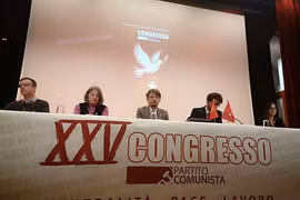 瑞士共产党总书记马西米利亚诺·阿伊（中）在瑞士共产党代表大会上。图自越通社