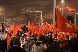 数万民众涌上街头，在各条街道游行庆祝越南U23队的胜利。图自越通社