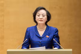 越南内务部部长范氏青茶作了有关《职员法（修正案）》草案的呈文。图自越通社