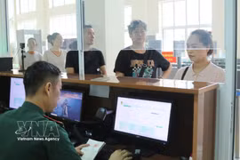 谅山省新清边防部队录入出入境旅客信息数据。图自越通社 