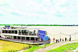 连接河内-兴安的水路旅游线路是文化产业产品中发挥有效作用的一个例子。图自人民报