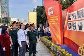 题为“从国家独立统一的纪元到民族奋发图强的纪元”的图片展开展。图自越通社