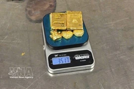内排机场查获4名旅客 涉嫌走私12.3公斤黄金。图自越通社