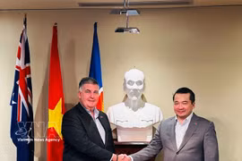 越南驻珀斯总领事范海英在越南驻珀斯总领事馆驻地会见西澳大利亚州-越南商业理事会（WAVBC）主席大卫·摩根。图自越通社