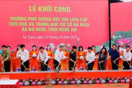 越共中央总书记苏林出席乂安省那外寄宿学校开工仪式。图自越通社