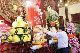 越南国会主席陈青敏敬香缅怀孙德胜主席。图自越通社