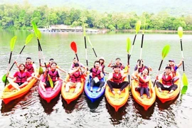 夏日来临，生态与休闲度假旅游活动全面提速。图自人民报
