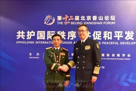 国防部长潘文江大将与中国国防部长董军上将。图自越通社