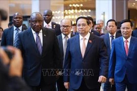 越南政府总理范明政与南非总统拉马福萨出席越南—南非企业论坛。图自越通社