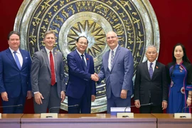 越南国会副主席陈光方会见美国众议院跨党派议员代表团。图自越通社