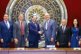 越南国会副主席陈光方会见美国众议院跨党派议员代表团。图自越通社