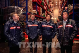 日本合作伙伴参观位于西宁省的全发仓储股份公司冷库。图自越通社