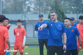 越南U16队主教练克里斯蒂亚诺·罗兰师徒进行训练。图自越通社