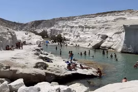 希腊米洛斯旅游岛上的萨拉基尼科海滩。图自Greeka