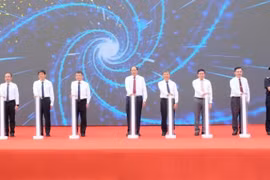越南高平省隆重举行驮隆（Tà Lùng）-中国水口（Thủy Khẩu）口岸升级为国际边境口岸的仪式。图自高平报