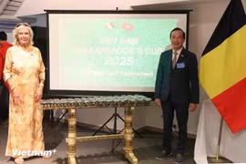 越南驻比利时兼驻欧盟大使阮文草和越南橙毒剂受害者国际协会比利时分会主席克里斯·盖斯肯斯。图自越通社