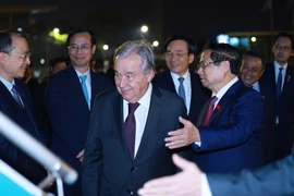 越南政府总理范明政邀请联合国秘书长安东尼奥·古特雷斯登上专机,共同离开河内前往马来西亚吉隆坡,出席第47届东盟峰会及相关会议。图自越通社