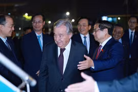 越南政府总理范明政邀请联合国秘书长安东尼奥·古特雷斯登上专机，共同离开河内前往马来西亚吉隆坡，出席第47届东盟峰会及相关会议。图自越通社