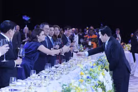 越南国家主席梁强主持设宴招待出席《河内公约》开签仪式的各国代表团。图自越通社
