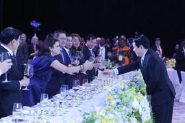 越南国家主席梁强主持设宴招待出席《河内公约》开签仪式的各国代表团。图自越通社