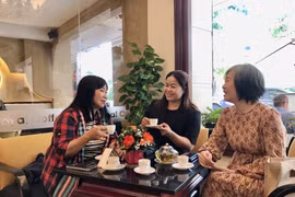 游客品尝越南茶。图自越通社