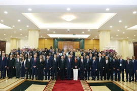 越共中央总书记苏林与出席《河内公约》开放签署仪式的各国代表团团长合影。图自越通社