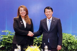 越共中央政治局委员、公安部长梁三光大将和联合国副秘书长、联合国毒品和犯罪问题办公室执行主任加达·瓦利。图自越通社