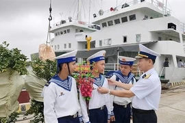 海军第二区副政委杜宏缘大校激励在启航前年经战士。图自人民军队报