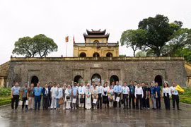 东盟城市领导人会议代表参观升龙皇城。图自政府门户网站