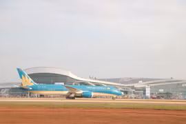 越南航空公司一架波音787-9宽体客机执行从新山一机场至隆城机场的技术飞行。图自越通社