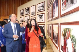 “连接并传播越古友谊”图片展在广宁省开幕。图自越通社